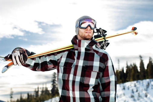 Mode homme sur les pistes de ski : imprimés, kaki et couleurs contrastées